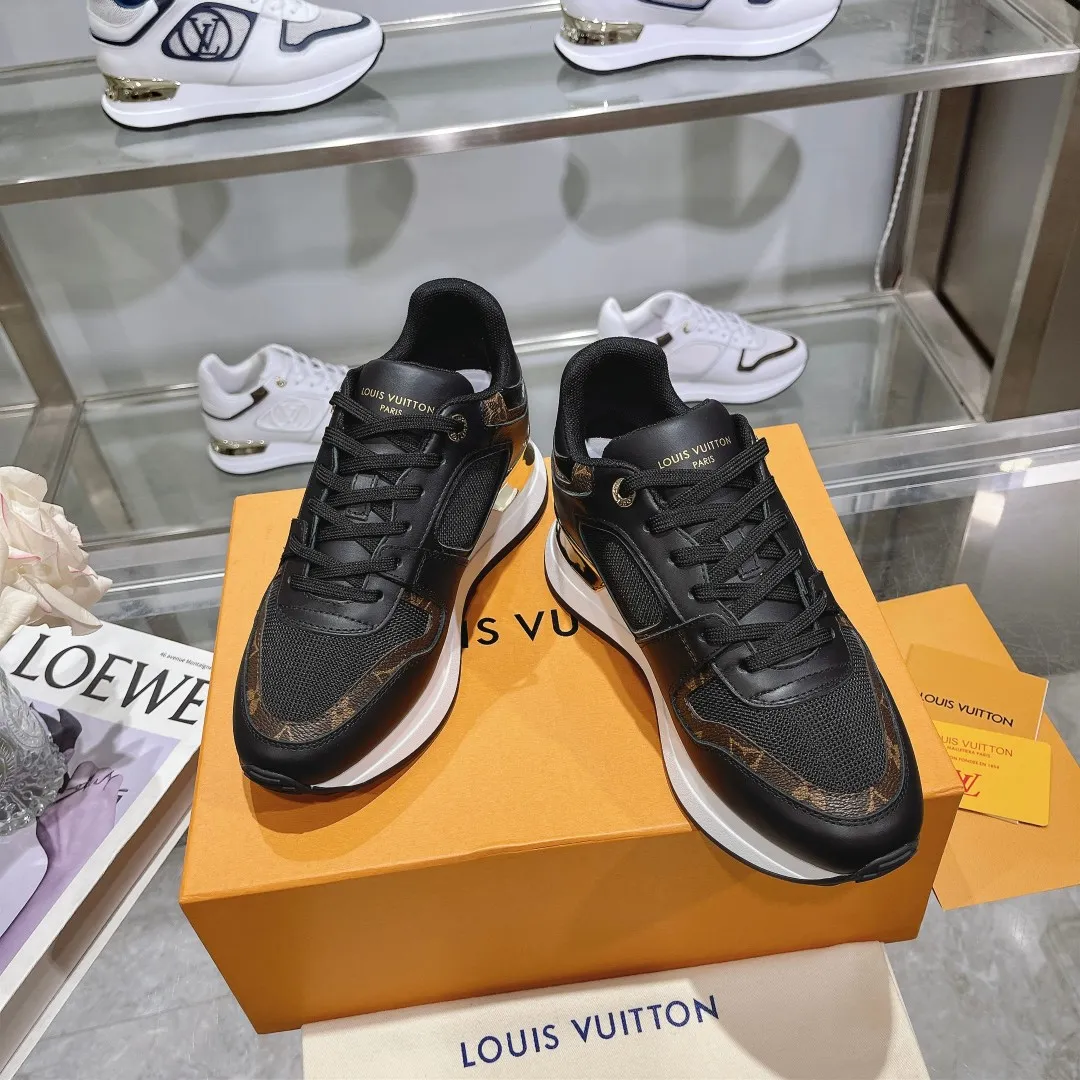 👟👟Ex-factory price 640👟👟 Men's size +10 Louis Vuitton's official website synchronizes the 2024 couple's models, this Neo Run Away sneakers are inspired by running shoes, integrating LV's iconic must-have shoes into the trend. This version is a 1:1 replica of the original version, reinterpreting Damier canvas with cow leather and mesh fabrics, highlighting its simple lines and unique wedge outsole. The main details include the LV initials on the side and the engraved gold heel stabilizer on the back plus a hidden insole. 2cm. Sizes 35-42, 39-46. Full package. High version. New and old customers are welcome to inquire.